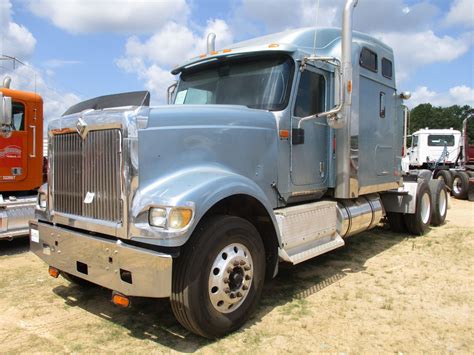 Heated Mirrors Cruise Control Air Conditioning. . International 9900i engine